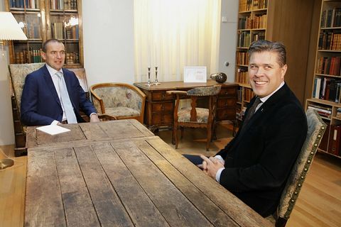 President Jóhannesson (left) and Bjarni Benediktsson (right).