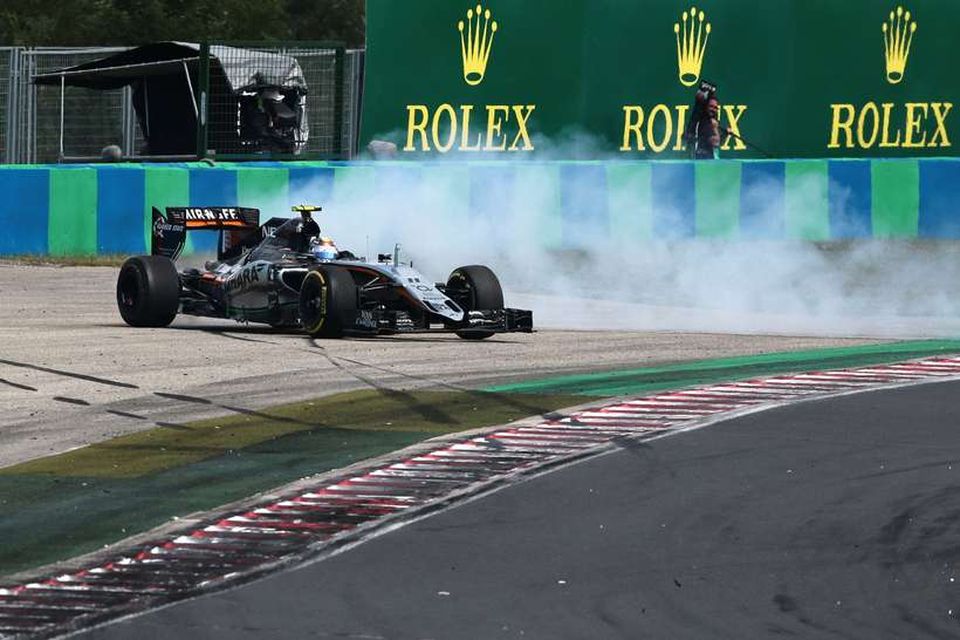 Sergio Perez hjá Force India var hrakinn út úr brautinni í hita leiks í Hungaroring.