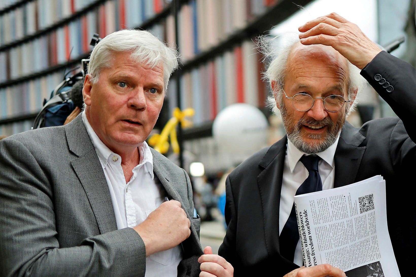 Kristinn ásamt föður Assange, John Shipton.