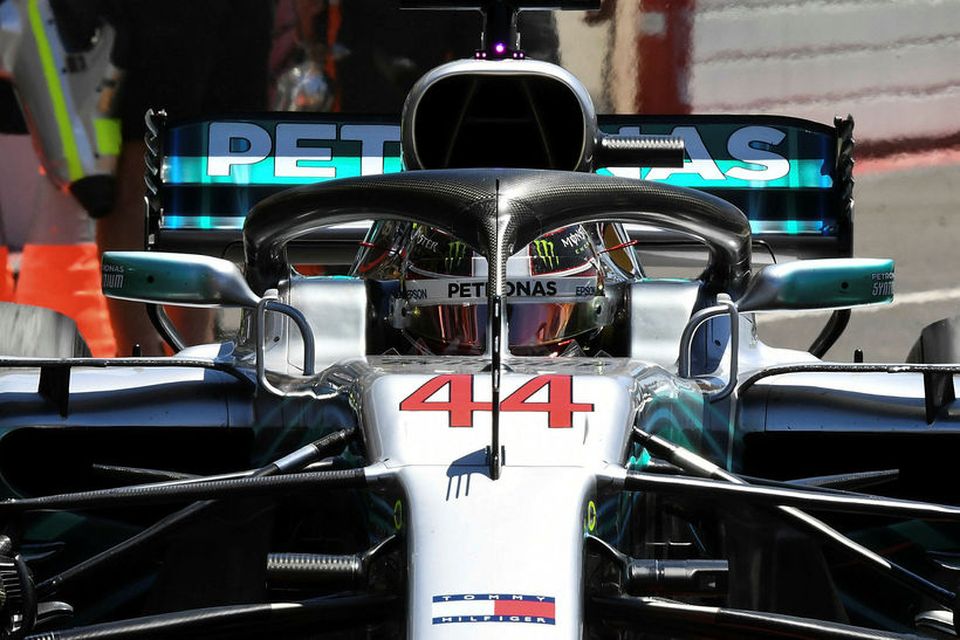 Lewis Hamilton situr í bíl sínum milli aksturslota í Paul Ricard brautinni í Le Castellet …