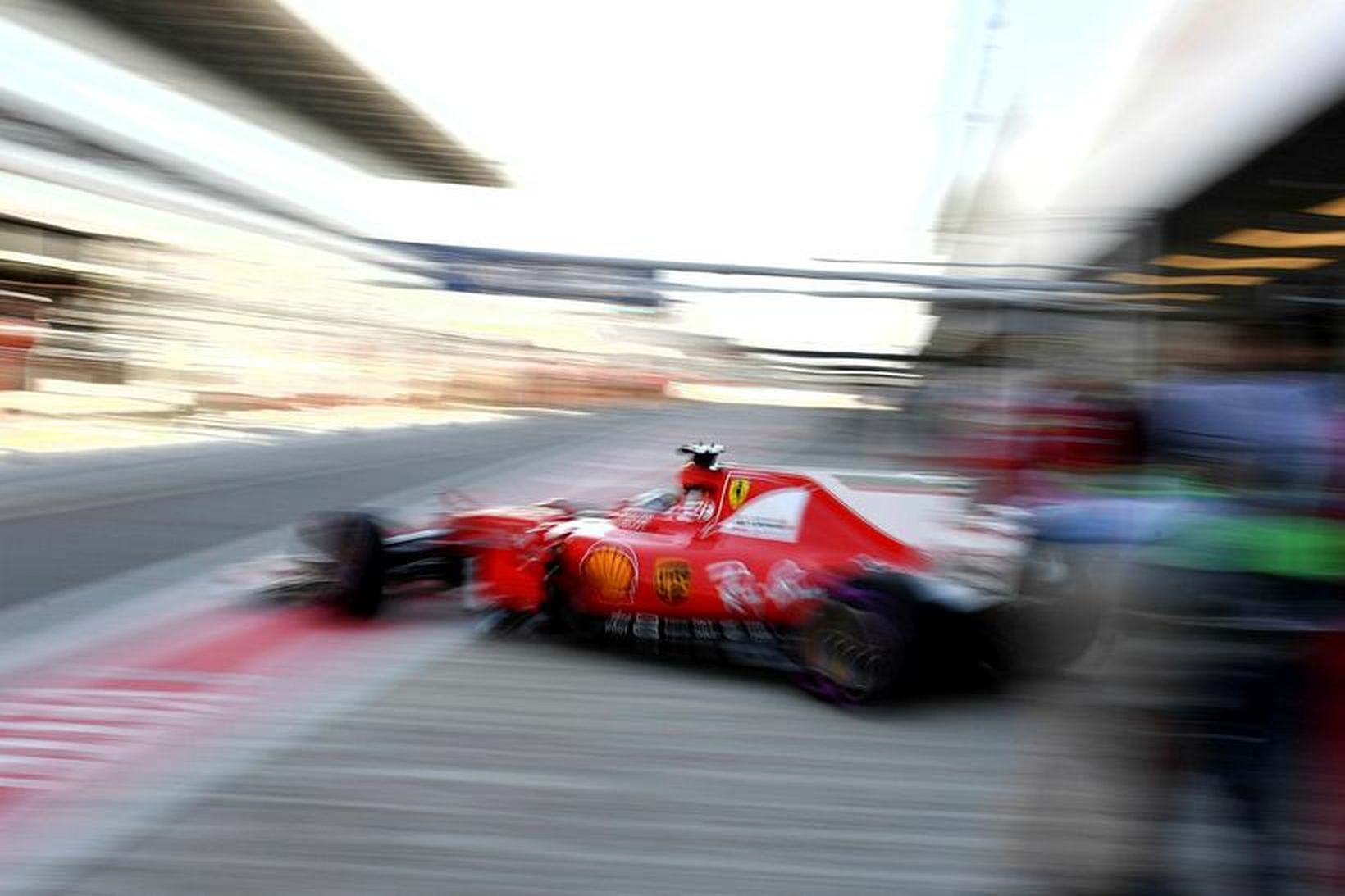 Sebastian Vettel leggur af stað í aksturslotu.
