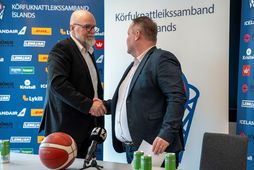 Pekka Sal­min­en frá Finn­landi tekur í höndina á Hannesi S. Jónssyni framkvæmdastjóra KKÍ við tilkynninguna …