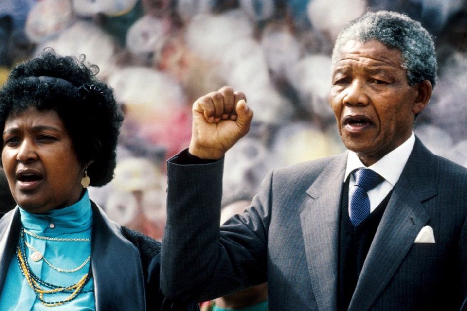 Nelson Mandela ásamt eiginkonu sinni Winnie á kröfufundi árið 1990.