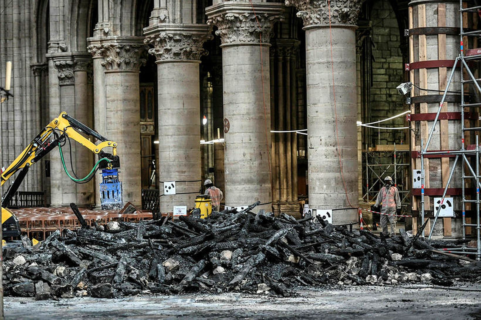 Hart deilt um Notre Dame