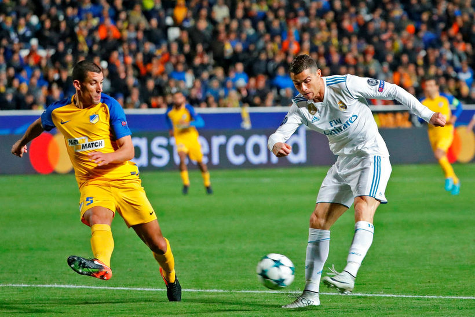 Ronaldo að skora í leiknum gegn APOEL í kvöld.