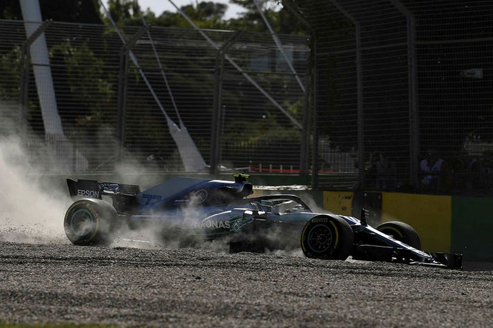 Valtteri Bottas á Mercedes hefur átt erfitt með að halda sig á brautinni í Melbourne.