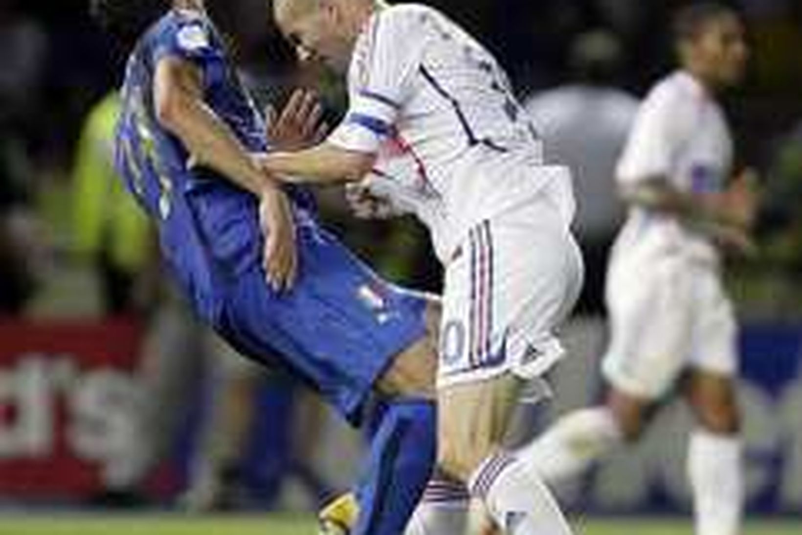 Zidane stangar Materazzi í úrslitaleik HM.