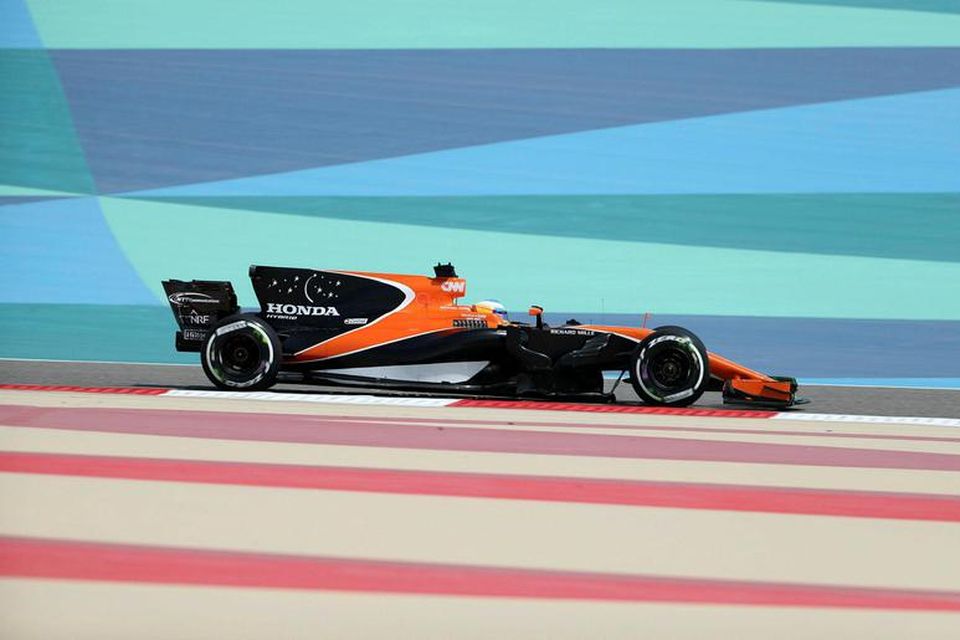 Fernando Alonso á ferð á McLarenbílnum í Barein.