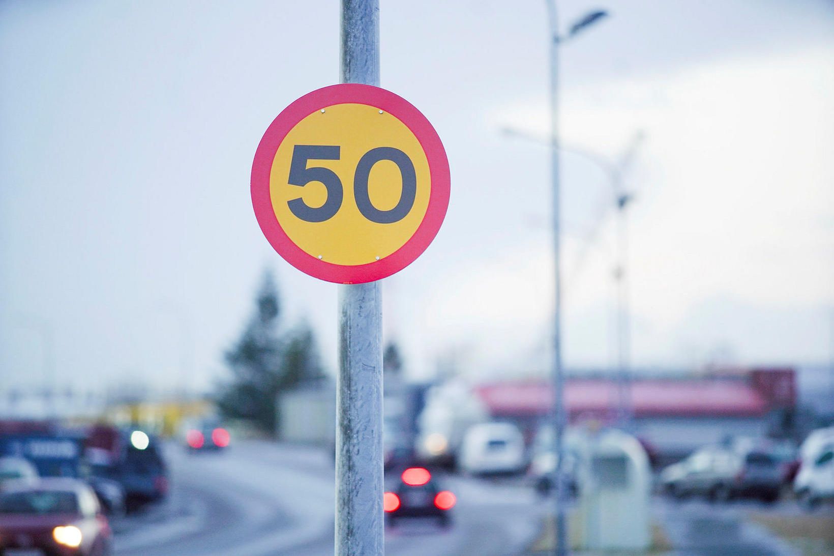 Þessum skiltum fækkar umtalsvert í borginni á næsta ári.