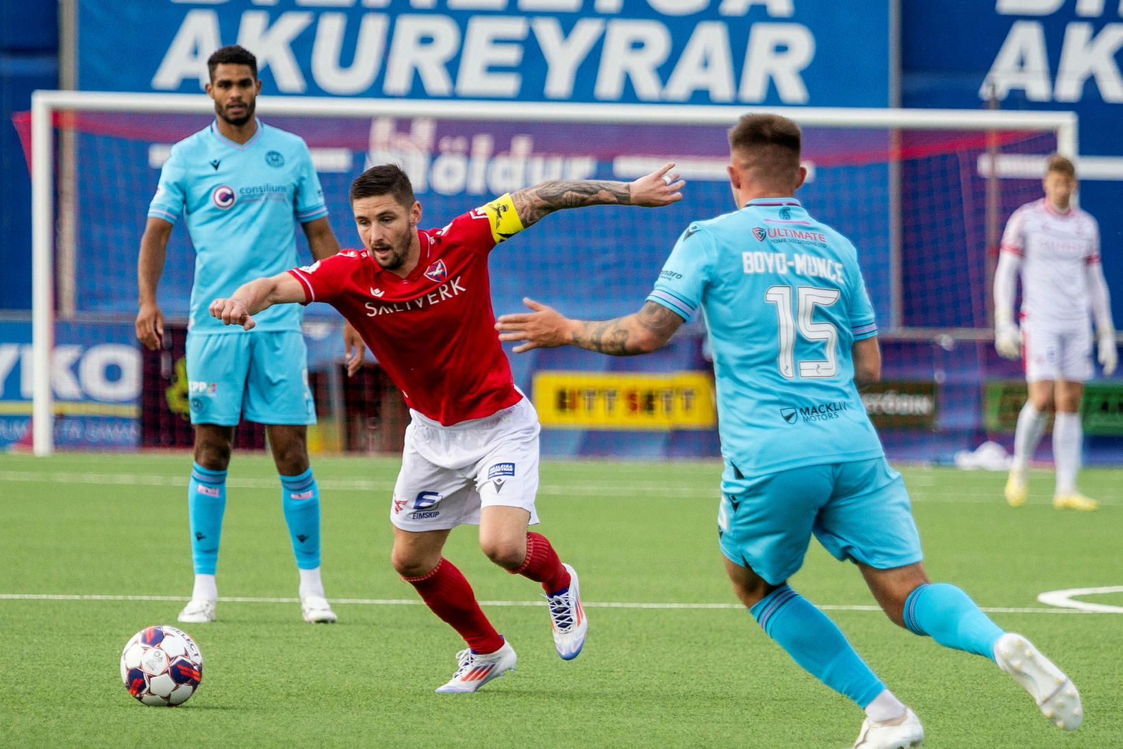 Kristinn Freyr Sigurðsson með boltann í fyrri leiknum á Hlíðarenda.