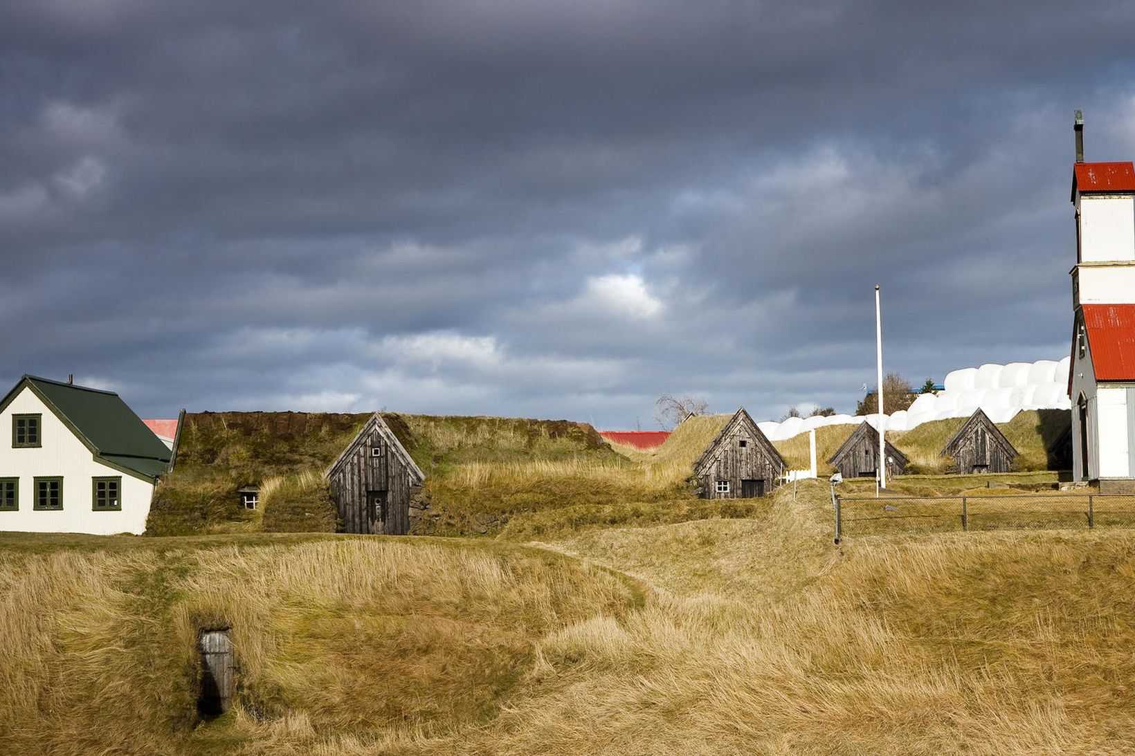 Keldur. Gamli bærinn er af fornri gerð. Í forgrunni er …