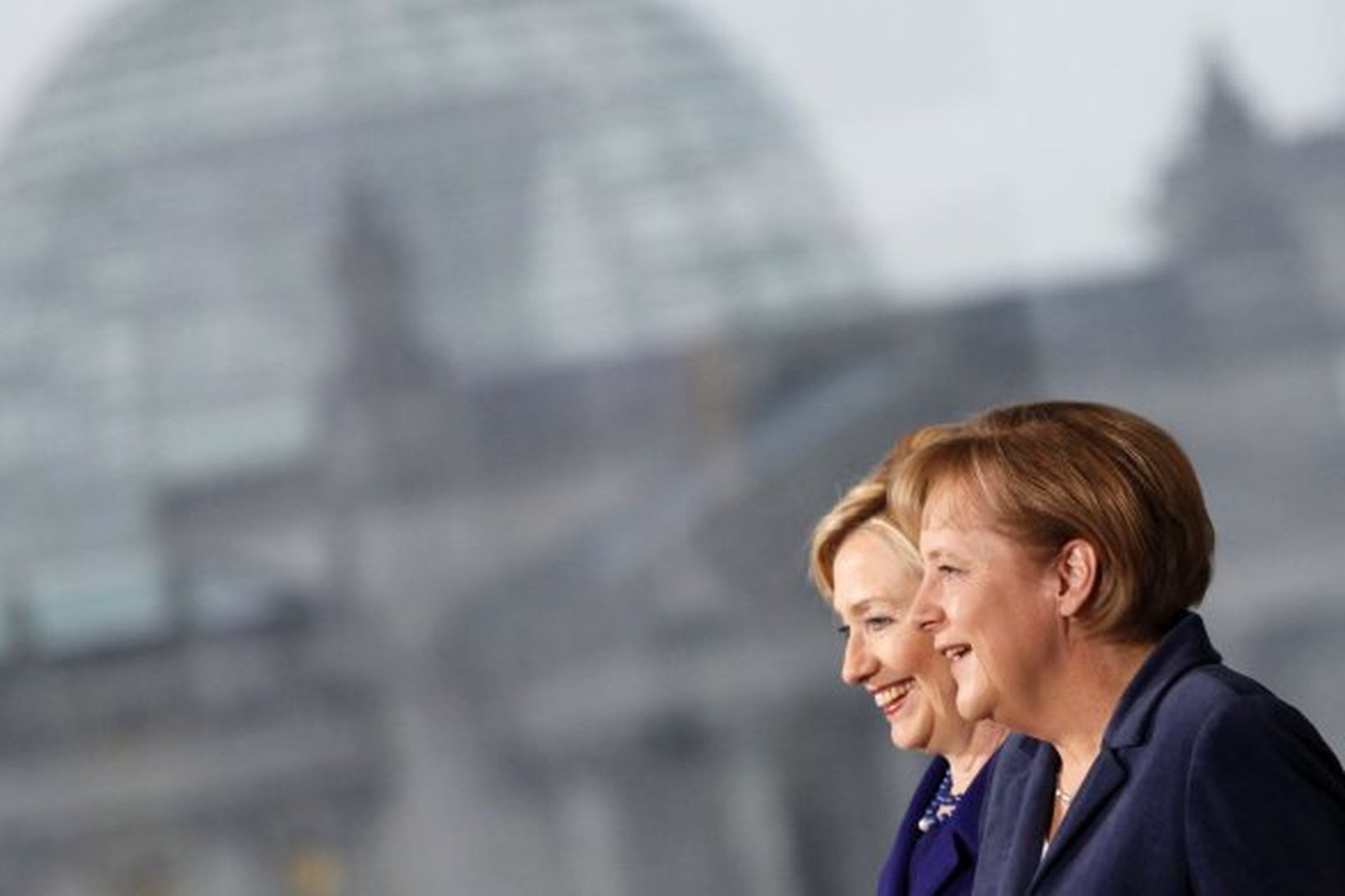 Angela Merkel og Hillary Clinton tala við blaðamenn við Brandenborgarhliðið …