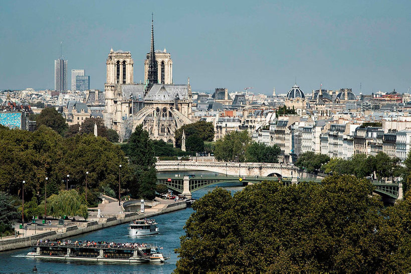 Notre Dame hefur verið eitt af helstu kennileitum Parísarborgar í …