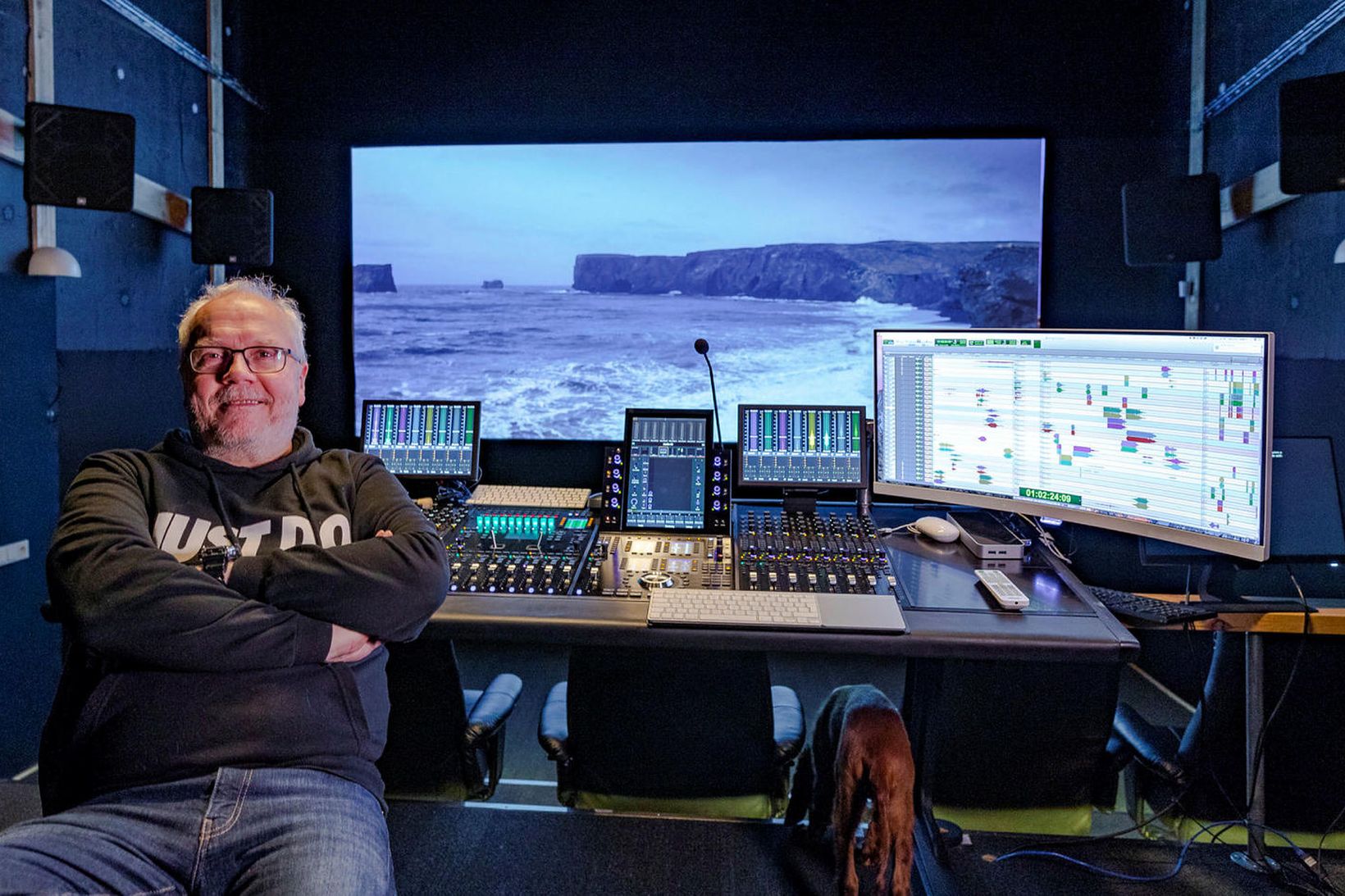 Gunnar Árnason við mixerinn í nýja Dolby Atmos-vottaða hljóðverinu sínu. …