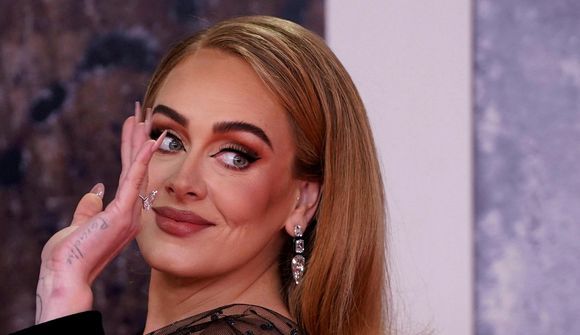 Adele sagði stuðningsmönnum að steinhalda kjafti