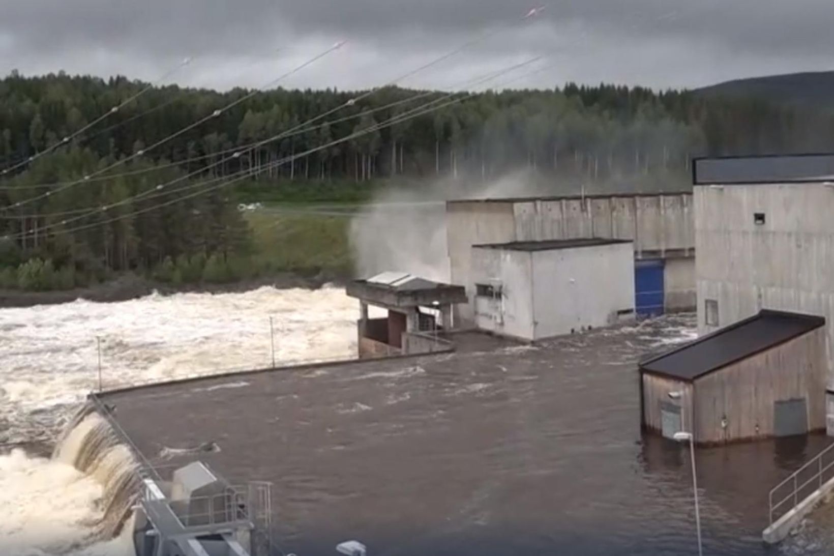 Vatnið flæðir nú yfir stífluna, orkuverið er óstarfhæft eftir að …