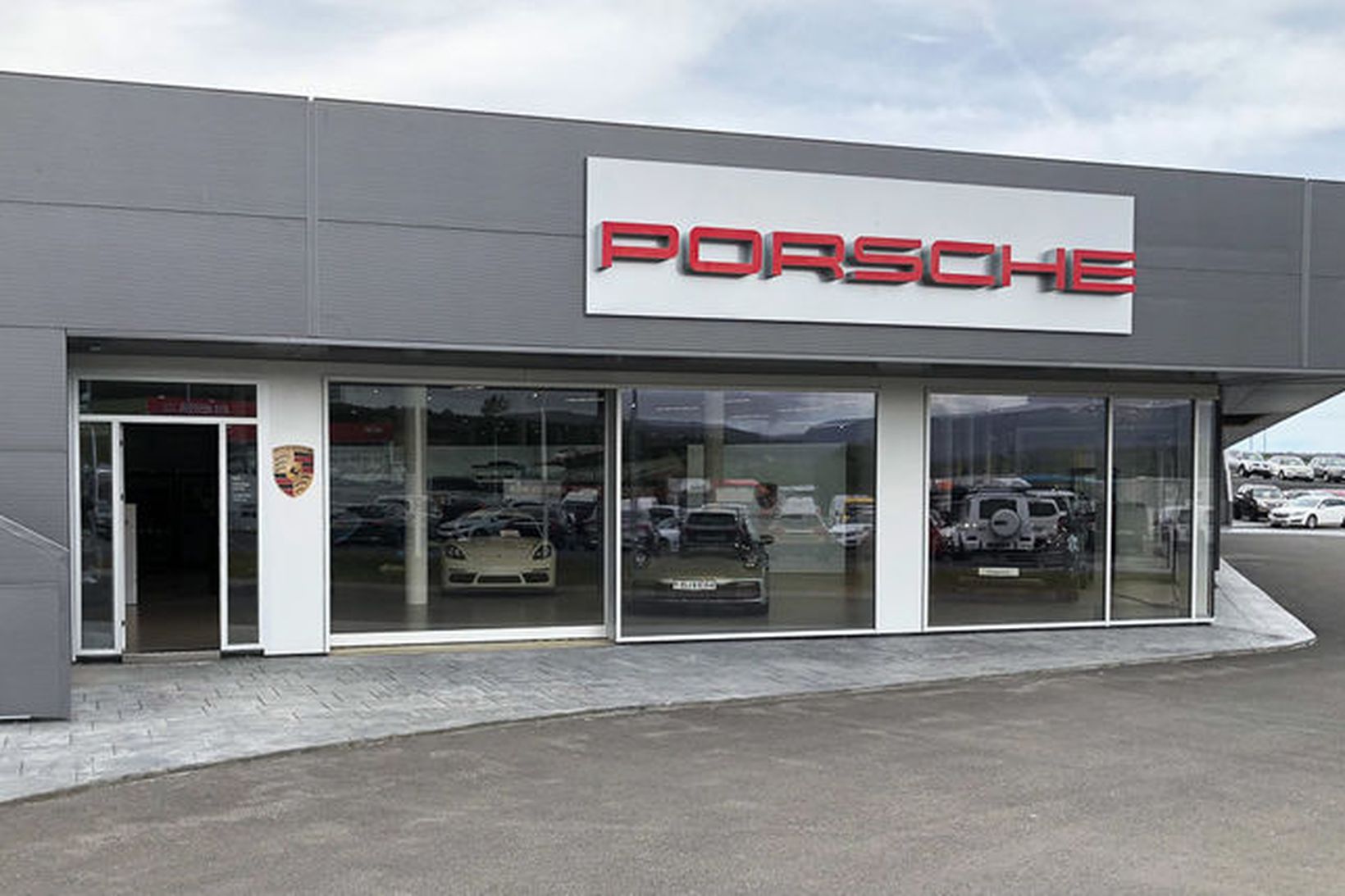 Porsche er flutt í sýningarsal Bílabúðar Benna að Krókhálsi 9.