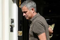 José Mourinho sést hér yfirgefa hús sitt í London í dag.