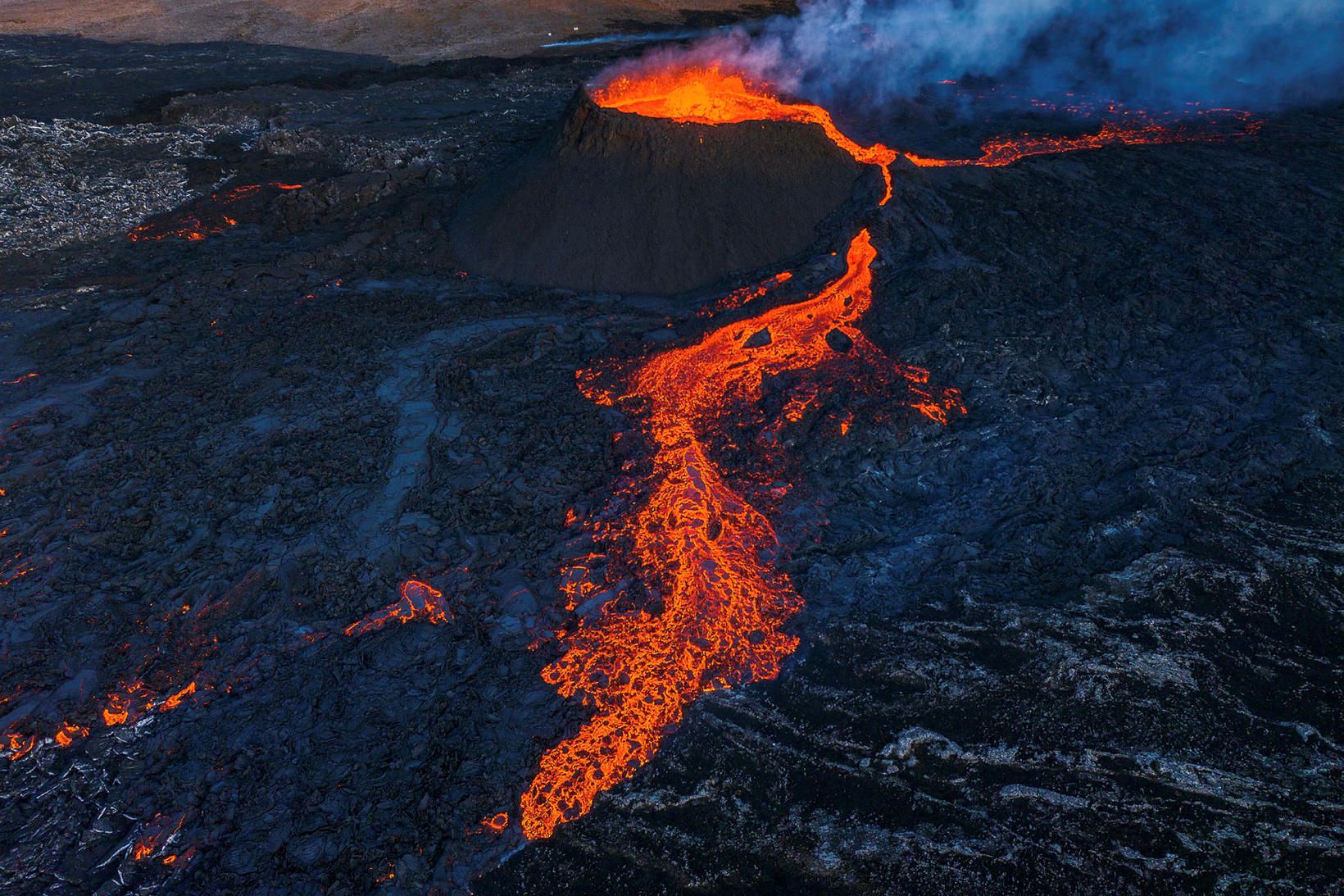 Aðeins gýs úr einum gíg í eldgosinu á Reykjanesskaga og …