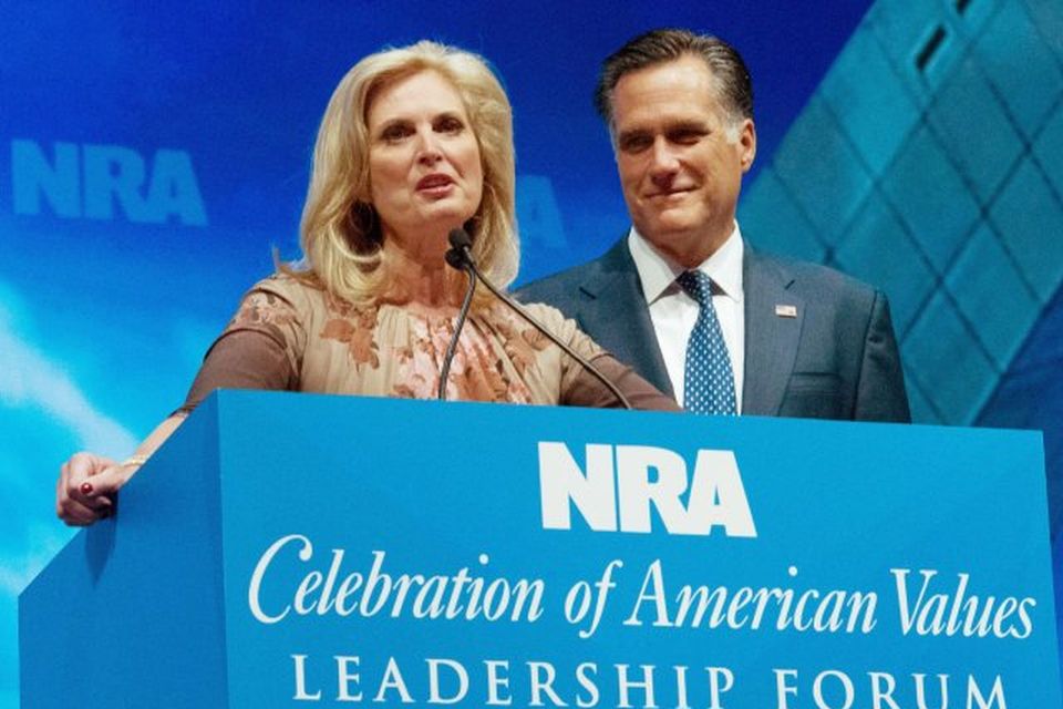 Mitt Romney og eiginkona hans Ann ávörpuðu fund félags skotvopnaeigenda, National Rifle Association, í Bandaríkjunum …