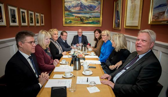 Þingsetningin má bíða í nokkra daga