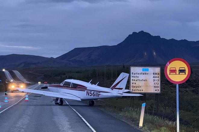 The plane, that was searched for yesterday, made an emergency landing on Suðurlandsvegur last night.