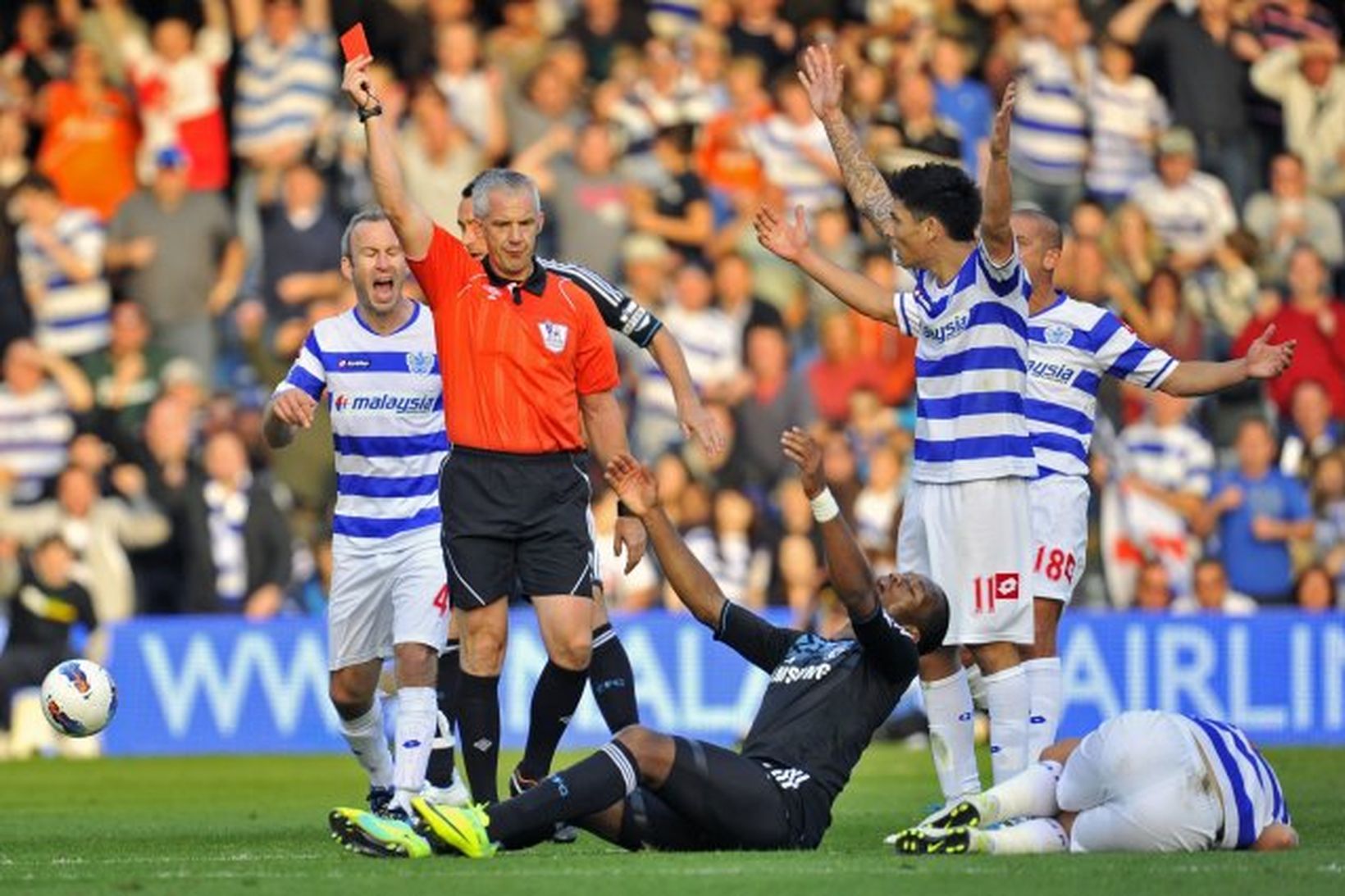 Chris Foy rekur hér Didier Drogba af velli.