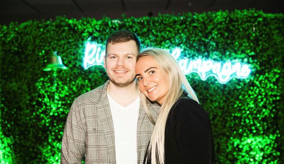 Fögnuðu afmælinu með fróunarklefa