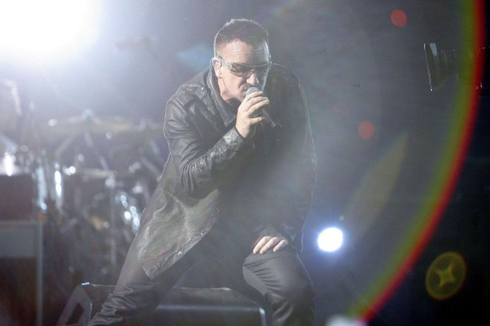 Bono, söngvari U2, í stuði í Rose Bowl í Kaliforníu …