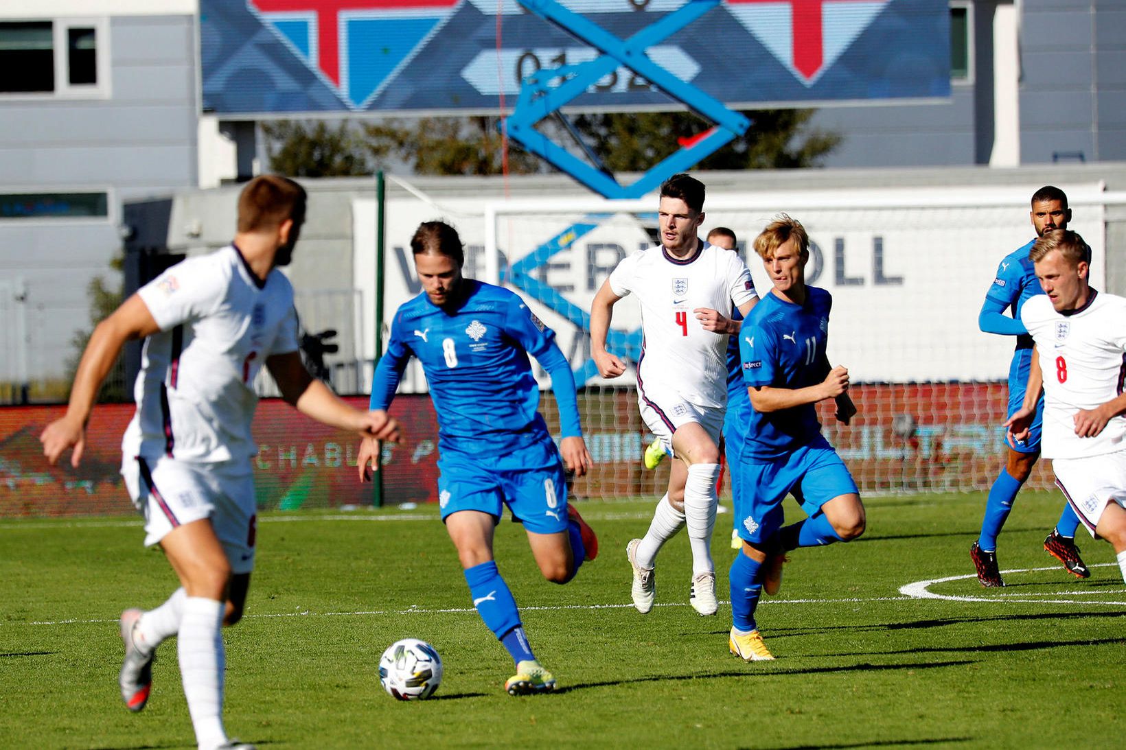 Birkir Bjarnason og Albert Guðmundsson gegn Englendingum á Laugardalsvelli í …