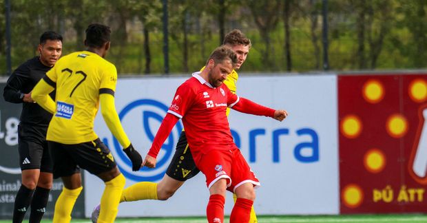 Reynsluboltinn Guðjón Pétur Lýðsson úr Haukum með boltann í leiknum gegn Víkingi frá Ólafsvík.