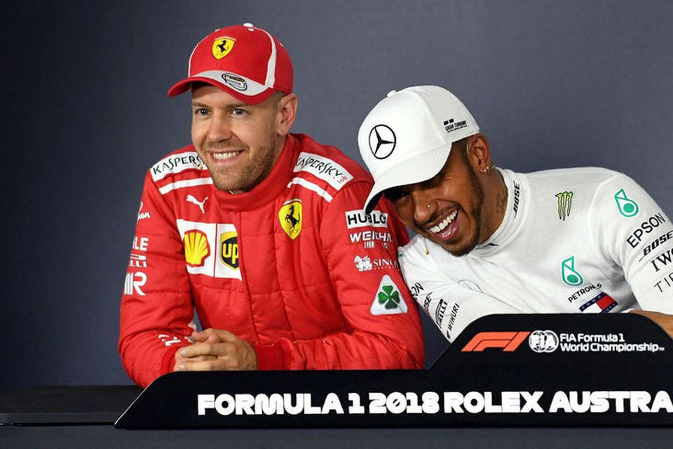 Lewis Hamilton (t.h.) og Sebastian Vettel gantast á blaðamannafundi að tímatökunni í Melbourne lokinni.
