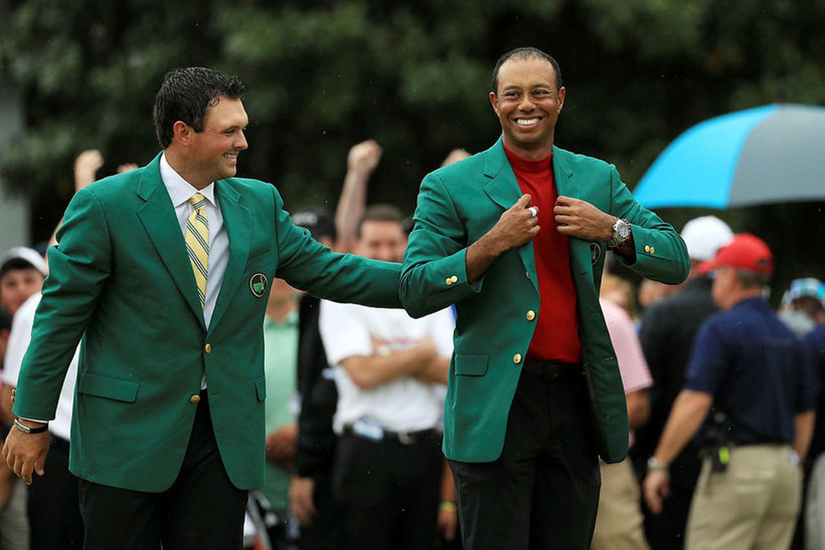Patrick Reed sigurvegarinn í fyrra klæðir Tiger Woods í græna …