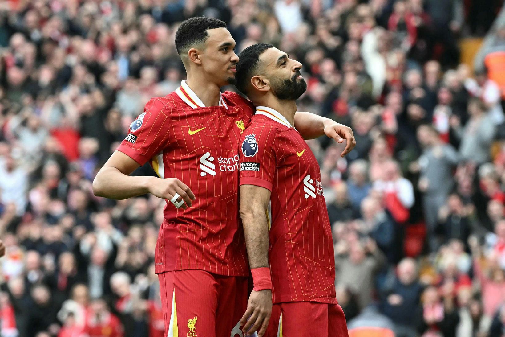 Mohamed Salah og Trent Alexander-Arnold fagna um helgina.