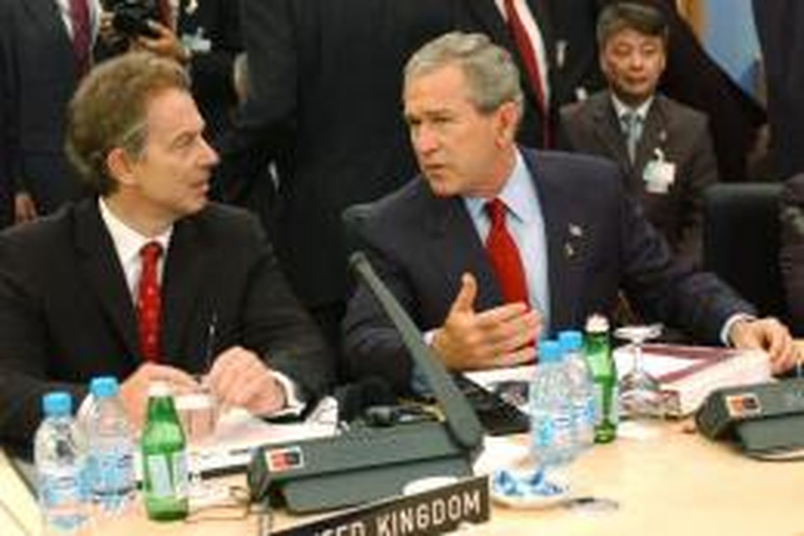 Tony Blair, t.v. ræðir við Bush Bandaríkjaforseta á nýliðinni ráðstefnu …