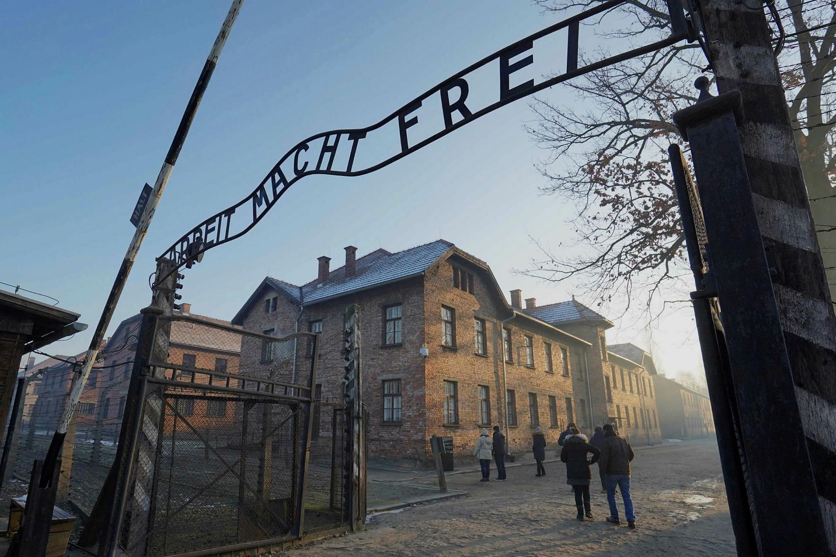 Inngangurinn að útrýmingarbúðunum í Auschwitz.