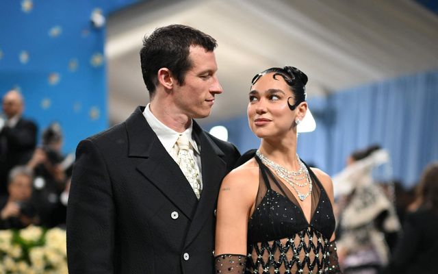 Callum Turner og Dua Lipa eru trúlofuð.
