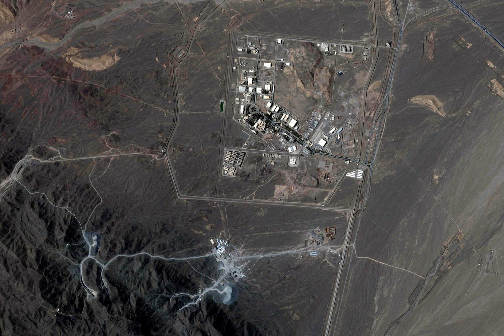 Gervihnattamynd frá Planet Labs PBC sýnir Natnz kjarnorkuaðstöðu Írans, suður …