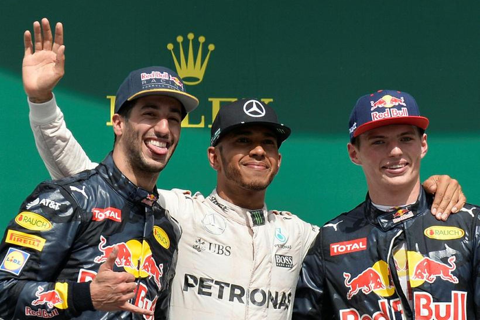 Ricciardo (l.t.v.) væri efstur ef lið Lewis Hamilton (í miðjunni) …