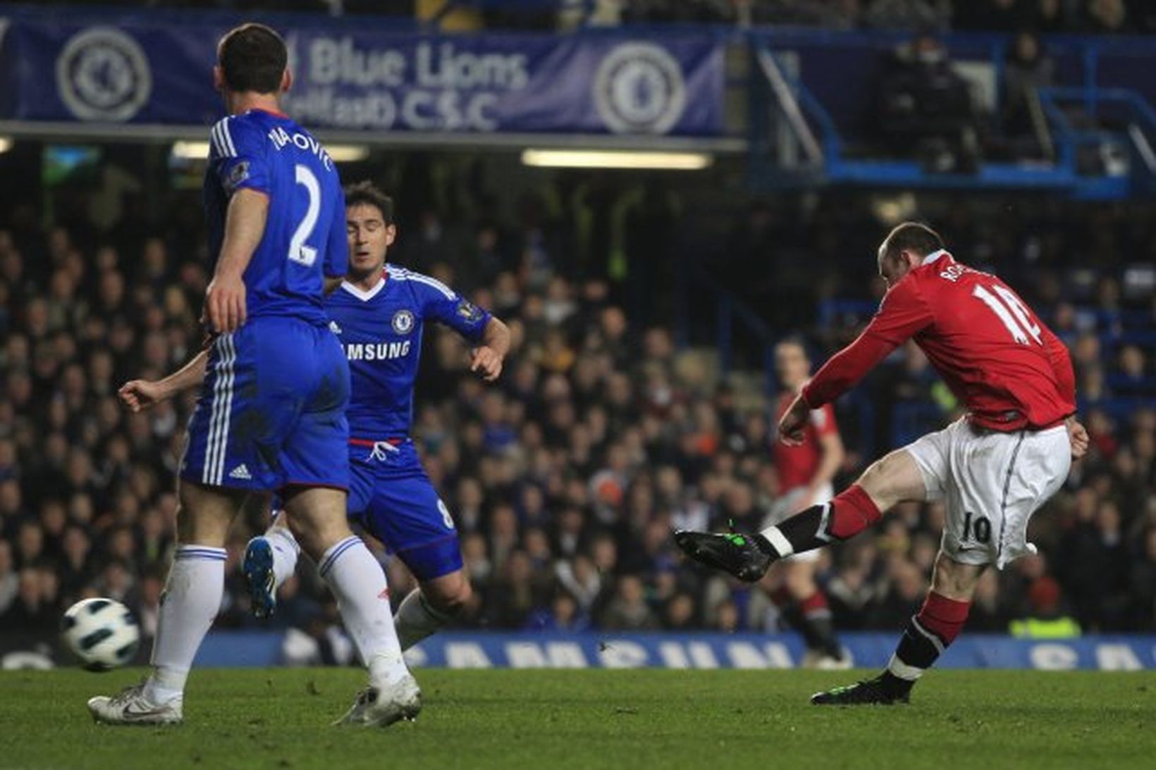 Wayne Rooney skorar gegn Chelsea á Stamford Bridge.