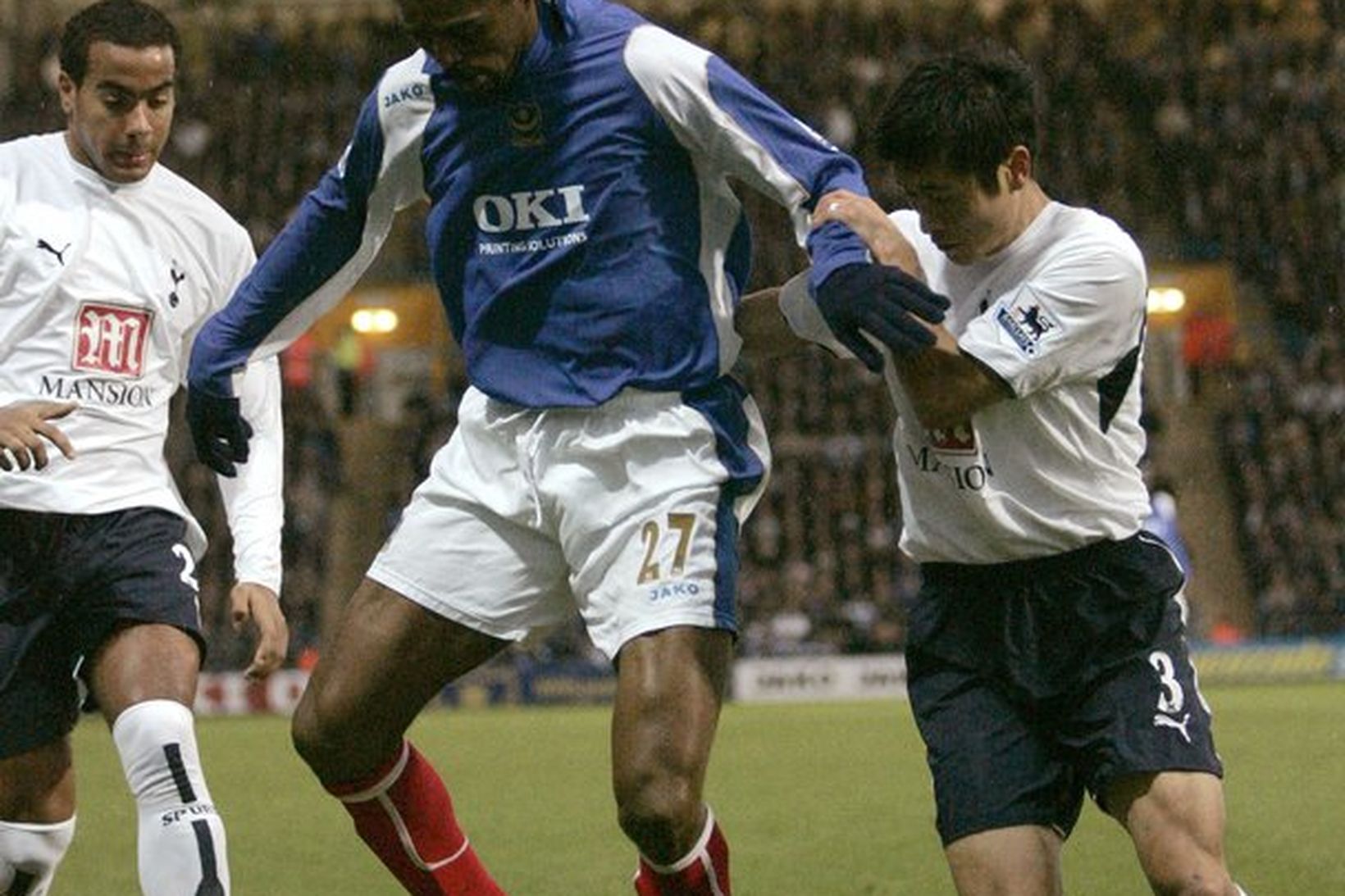 Kanu með knöttinn í leik með Portsmouth.