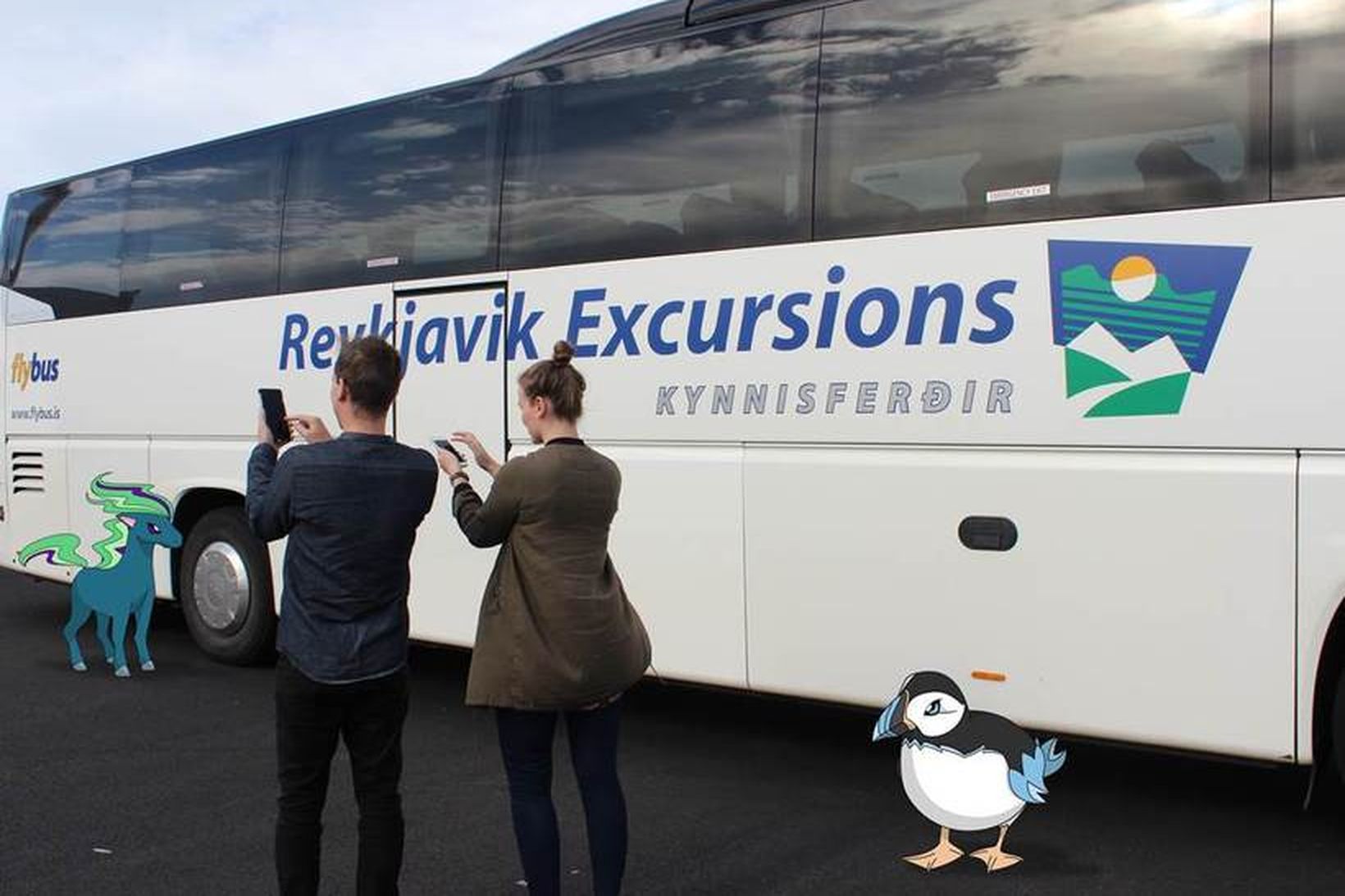 Pokémon-þjálfarar Reykjavik Excursions niðursokknir í undirbúningi ferðarinnar með þeim Norton …