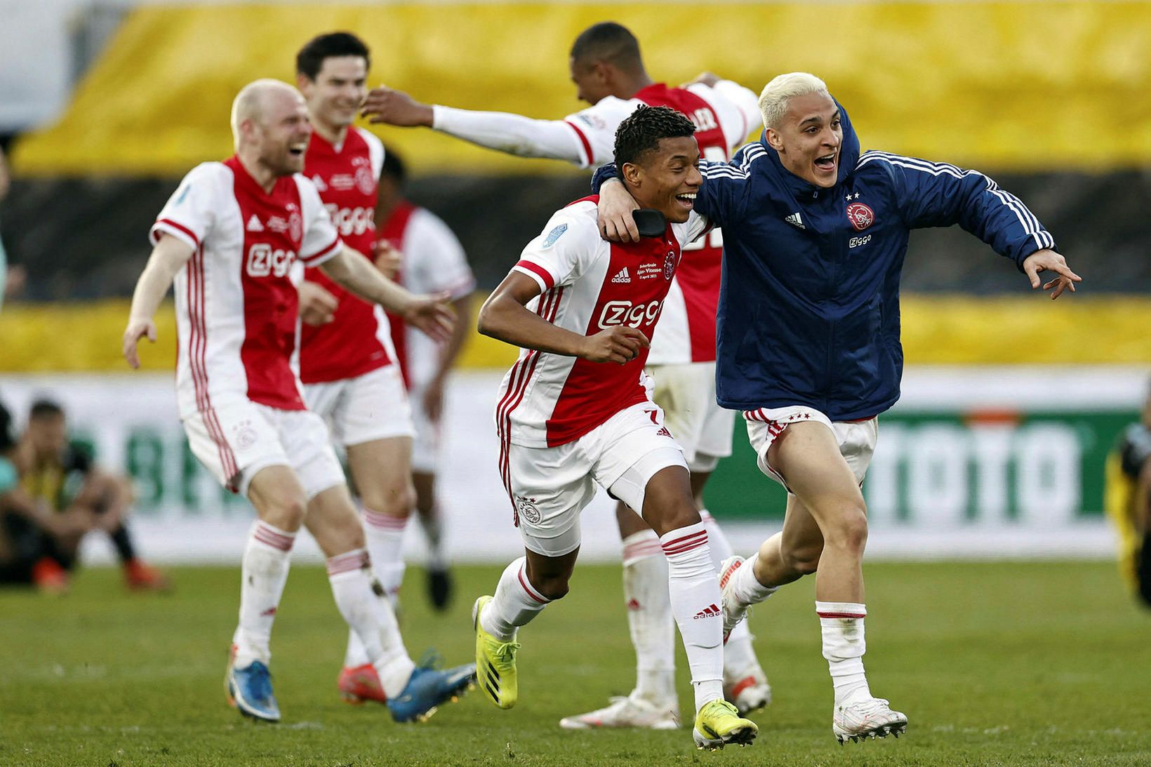 Leikmenn Ajax fögnuðu vel og innilega í Rotterdam í dag.
