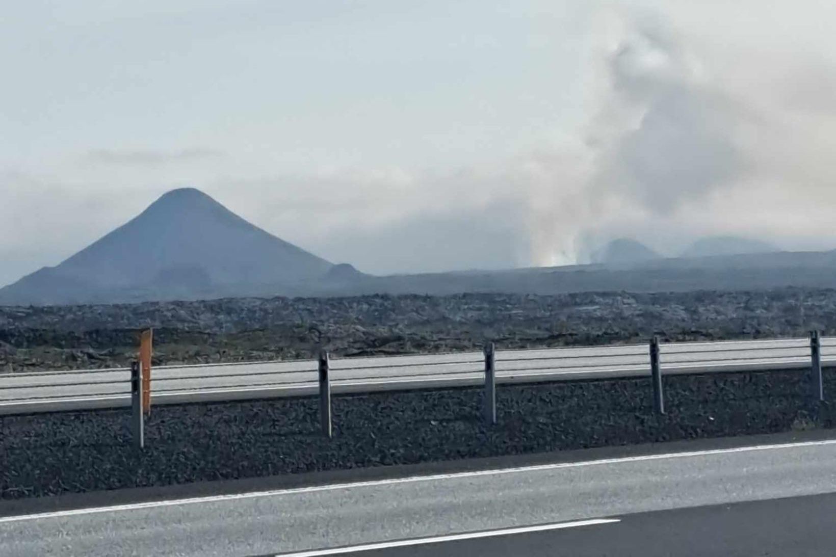 Eldgos er hafið í norðvest­ur­hluta Litla-Hrúts á Reykjanesskaga.