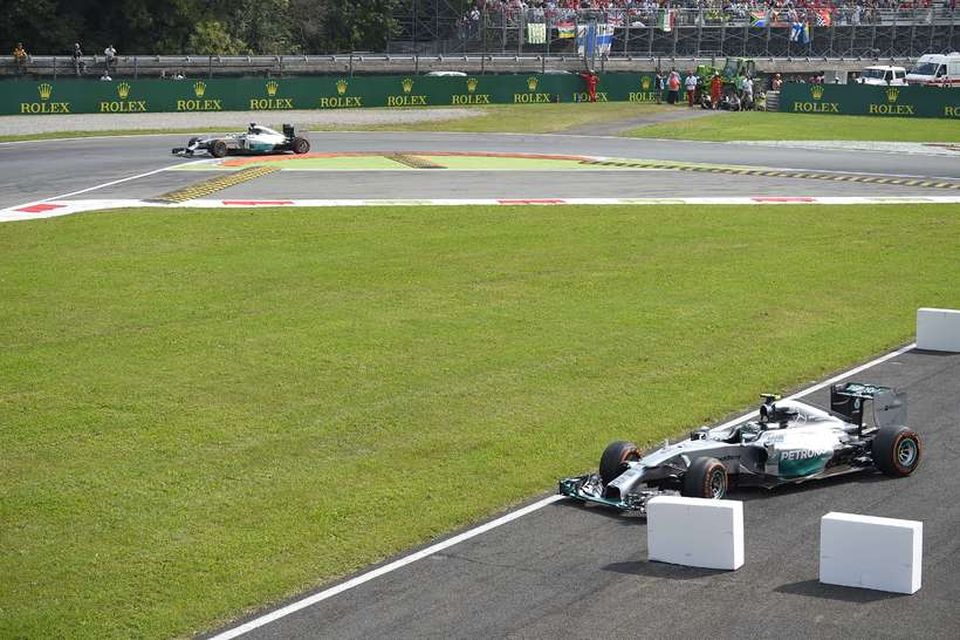 Lewis Hamilton (fjær) tekur forystuna í Monza eftir seinni mistök Nico Rosberg á bremsusvæðinu við …