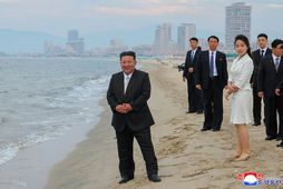 Þessi mynd var tekin á þriðjudag þegar Kim Jong-un heimsótti Wonsan Kalma ásamt dóttur sinni …