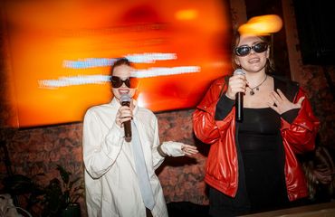 Helena Reynis í trylltri karaókístemningu