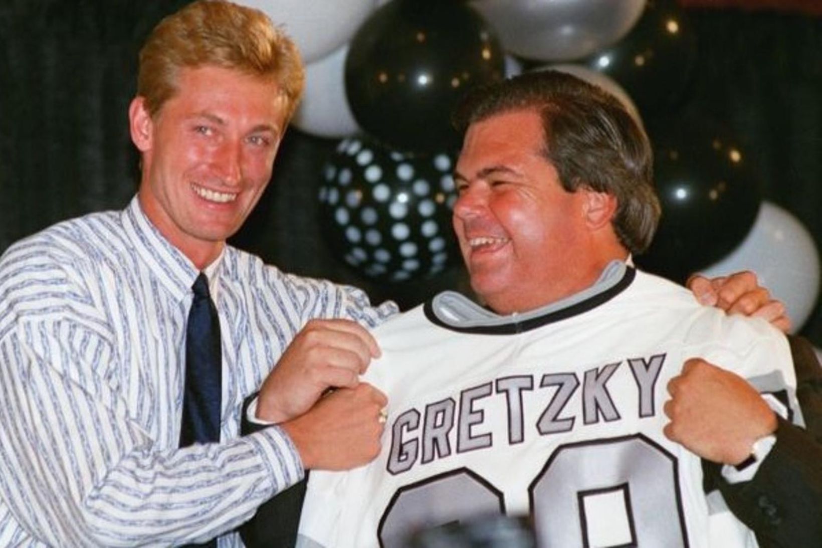 Wayne Gretzky og Bruce McNall þáverandi eigandi LA Kings þegar …