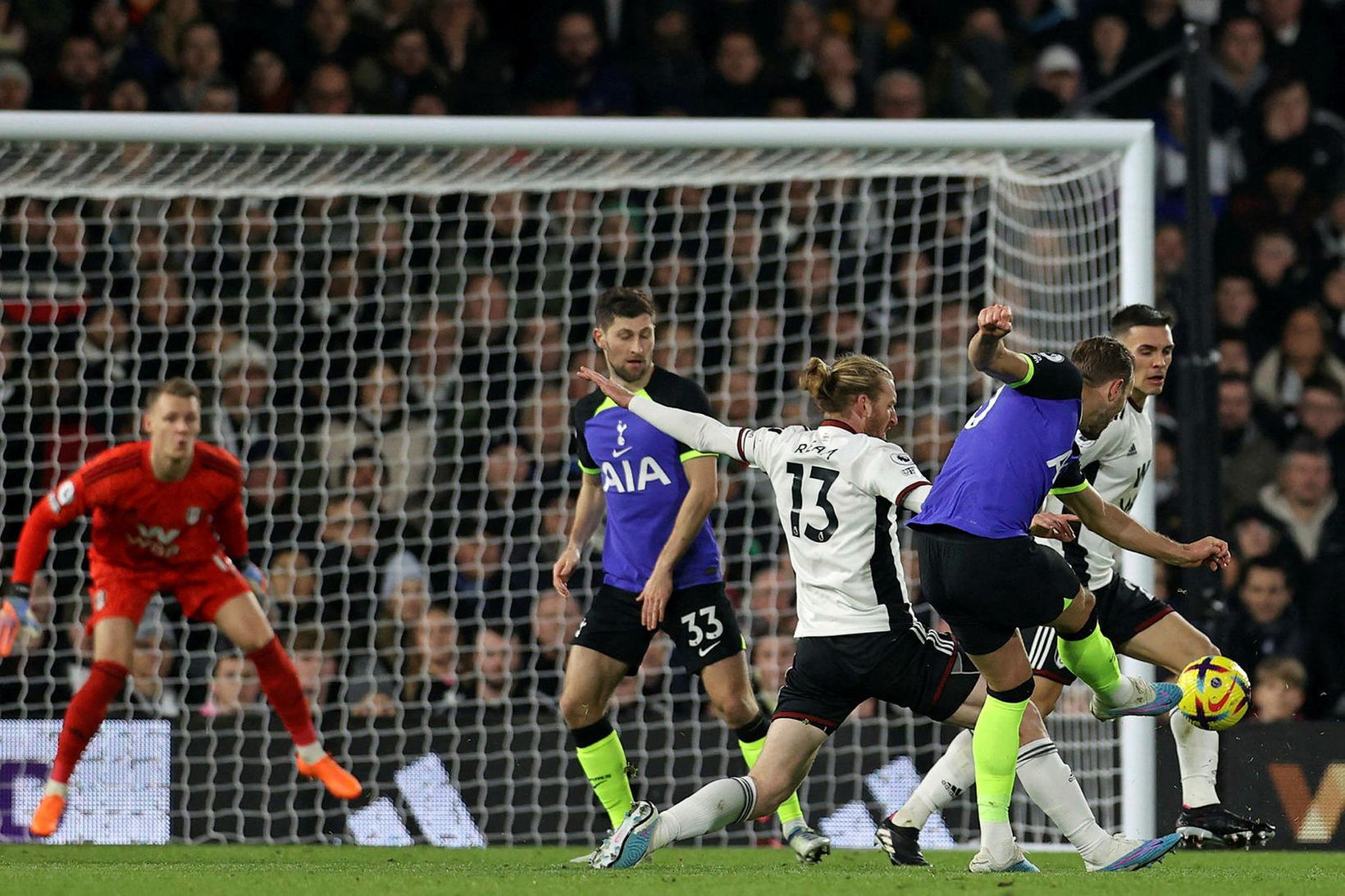 Harry Kane skorar markið sögulega í gær.