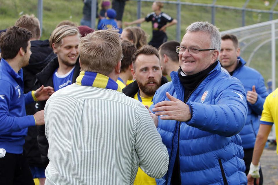 Eiríkur S. Jóhannsson, formaður knattspyrnudeildar KA og Bjarni Jóhannsson þjálfari, fagna að leikslokum.